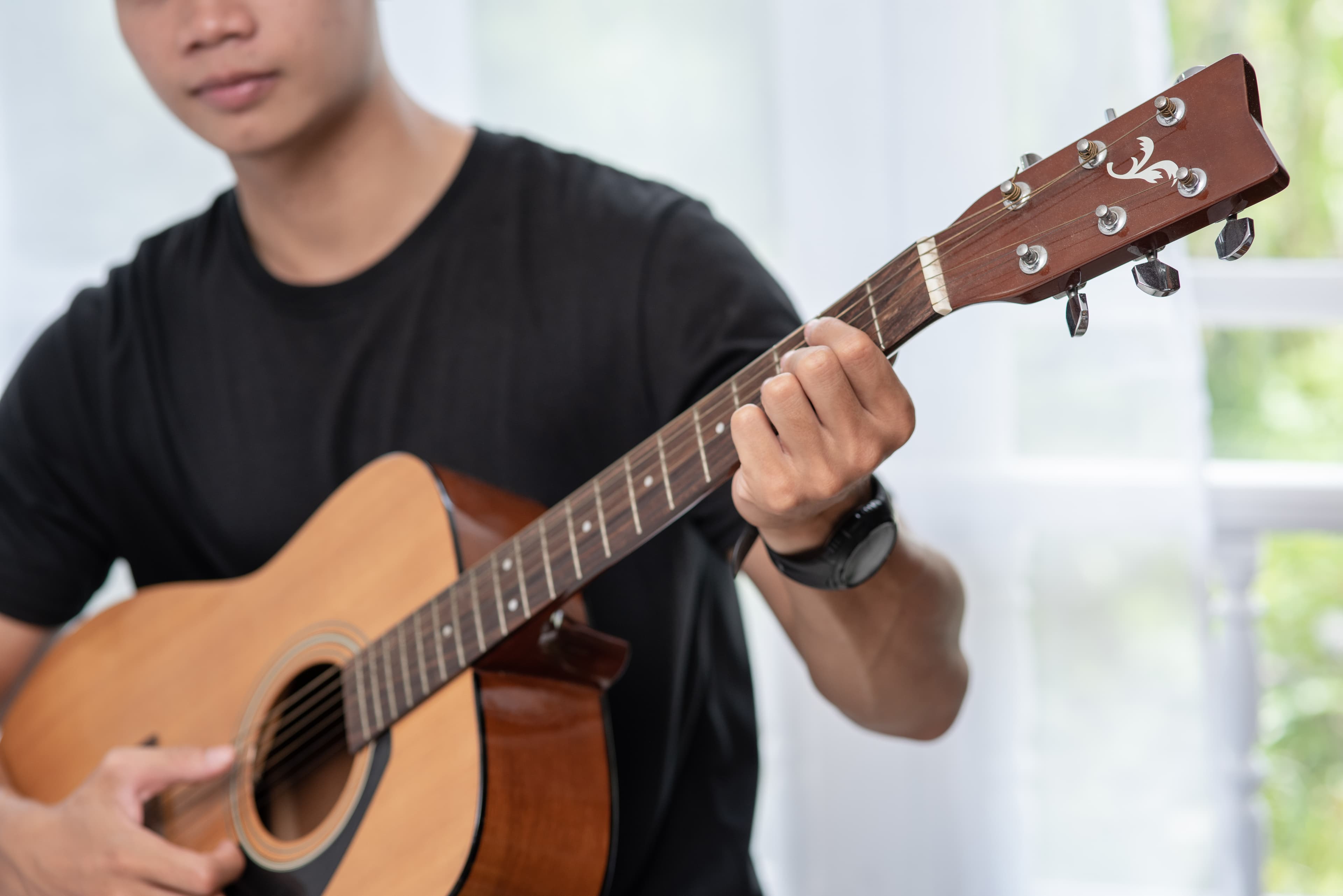 Fotografia fotorealista de um homem tocando violão.